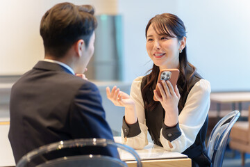 カップル　デート　スマートフォン