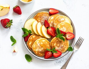 Frische Pancakes, serviert auf einem Teller und garniert mit Apfelscheiben und frischen Erdbeeren.