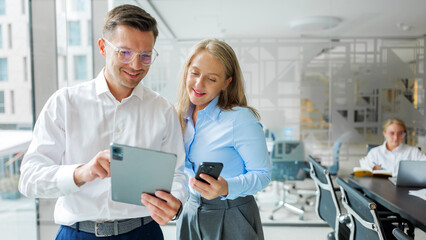 Obraz premium Business meeting with colleagues discussing ideas in office