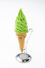 白背景の抹茶ソフトクリームコーンと金属スタンド
