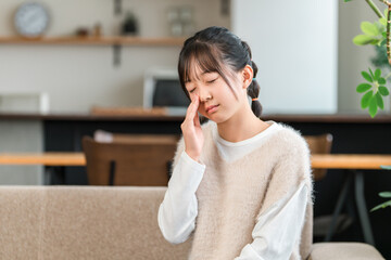Fototapeta premium Elementary and middle school girls suffering from runny nose and stuffy nose (hay fever)