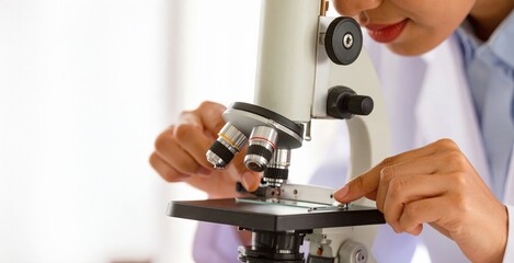 顕微鏡を覗く女性研究者