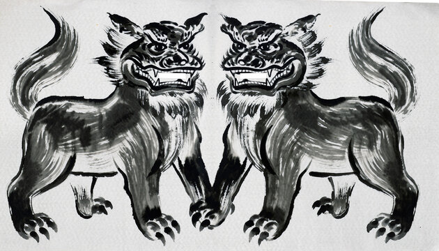 守り神として佇むペアのシーサー白黒墨絵