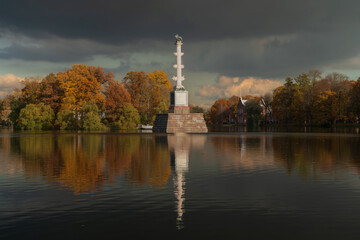 Obraz premium The Chesme Column in the center of the Great Pond in the Catherine Park of Tsarskoye Selo on a sunny autumn day, Pushkin, Saint Petersburg, Russia