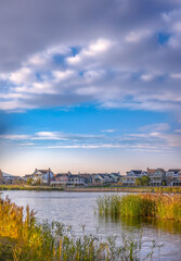 Obraz premium Homes along shimmering man made lake in Daybreak