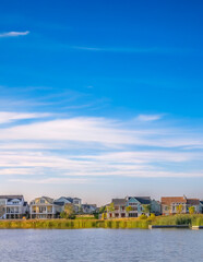 Obraz premium Beautiful cloudy sky over homes along Oquirrh Lake