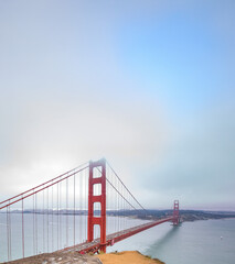 Fototapeta premium Golden Gate Bridge overlooking ocean city and sky