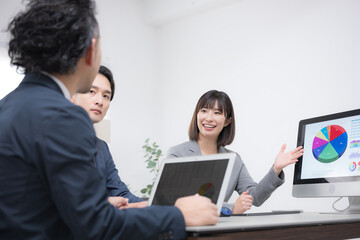 会議室でミーティングするビジネスマン 企画の説明をする女性　プレゼンで説明する