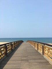 Obraz premium wooden walkway to the beach