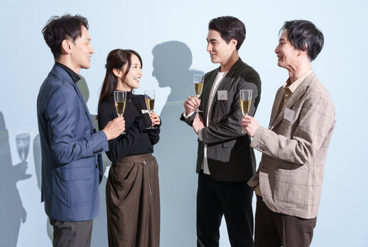 婚活パーティーで話す30代男女