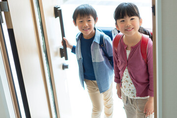 帰宅したランドセルを背負った姉弟