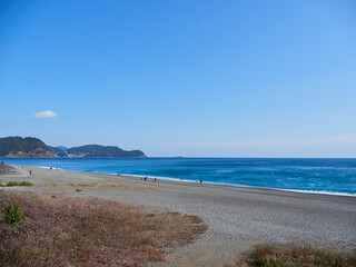 Obraz premium 三重県の七里御浜海岸の風景と観光客の姿