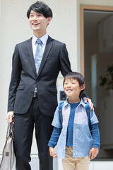 自宅を出る父親と息子