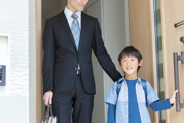 自宅を出る父親と息子
