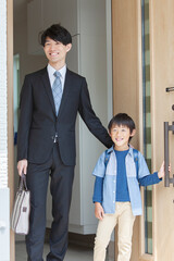 自宅を出る父親と息子