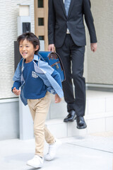 自宅を出る父親と息子