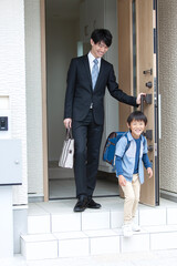 自宅を出る父親と息子