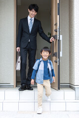 自宅を出る父親と息子