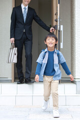 自宅を出る父親と息子