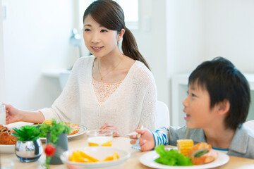 朝食を食べる親子