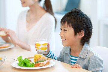 朝食を食べる親子