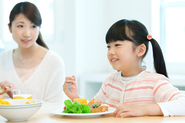 朝食を食べる親子