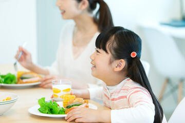 朝食を食べる親子