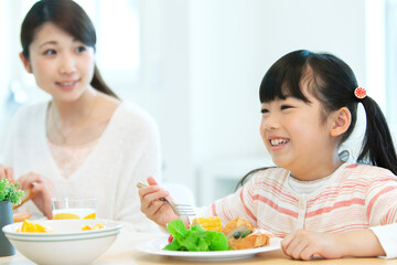 朝食を食べる親子
