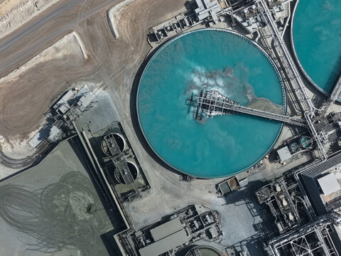 Thickener in a mineral processing plant for mineral processing using large quantities of water