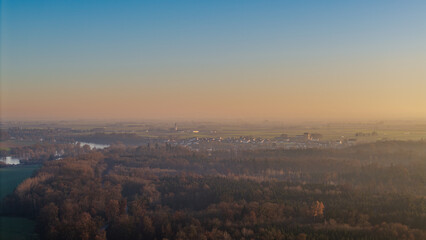 Fototapeta premium Sonnenuntergang über dem Fluss und der Stadt bei klarem Wetter mit Blick auf die Umgebung