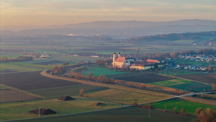 Sch&ouml;ne Landschaft mit einem Kloster und einem Dorf in der Morgensonne in Deutschland