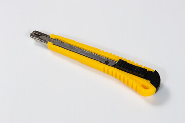 黄色のカッターナイフ 作業用カッター 工具 白背景 yellow utility knife, work cutter, hand tool, white background