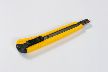 黄色のカッターナイフ 作業用カッター 工具 白背景 yellow utility knife, work cutter, hand tool, white background
