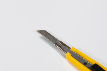 黄色のカッターナイフ 作業用カッター 工具 白背景 yellow utility knife, work cutter, hand tool, white background