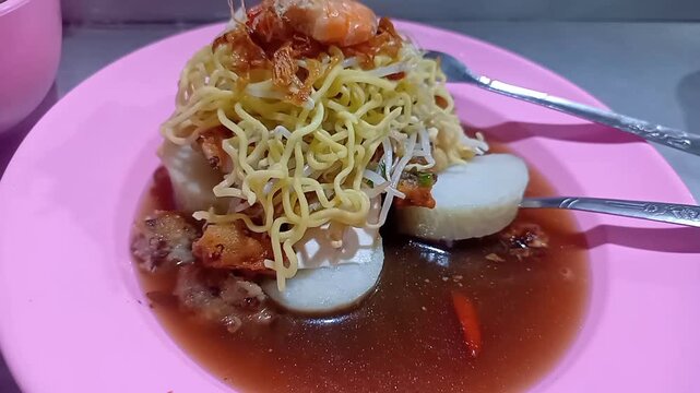 Authentic Lontong Mie Surabaya Street Food from Pasar Blauran