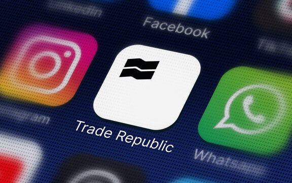 Trade Republic application on the smartphone screen