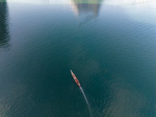 Obraz premium Exploring the tranquil waters of Cheow Lan Lake in Khao Sok, Thailand during a serene morning