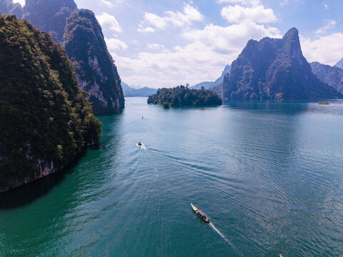 Exploring the stunning cheow lan lake in khao sok national park, thailand