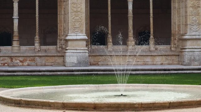 This is a fountain in the courtyard of the Jer&oacute;nimos Monastery.제로니무스수도원의 중정에 있는 분수대입니다.