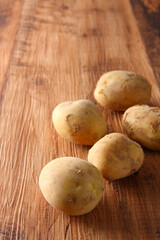 新じゃがいも５個　木目バック