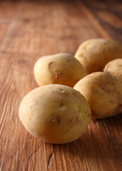 新じゃがいも５個　木目バック