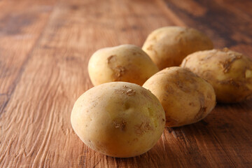 新じゃがいも５個　木目バック