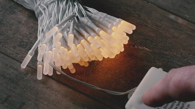 Selecting the Christmas tree garland's glow mode from the options