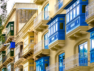 Obraz premium Valletta, Malta — detailed view of a row of traditional Maltese balconies, color, texture and craftsmanship in the heart of the old town