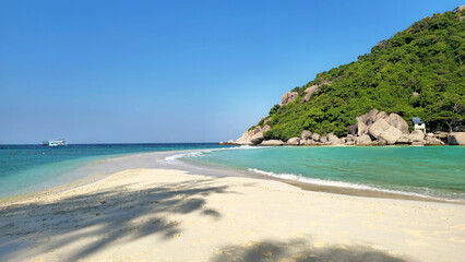 Fototapeta premium Ko Nang Yuan island sandbar connecting two tropical islands, Island Ko Nang Yuan, Surat Thani, Thailand, Southeast Asia.