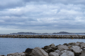 L'archipel du Frioul vu de Marseille un jour nuageux