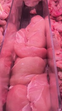 Pechugas de pollo en la carnicer&iacute;a 