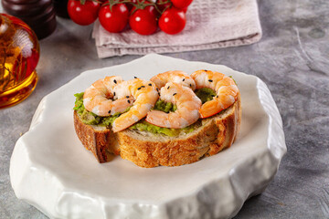 Sandwich with prawn and avocado