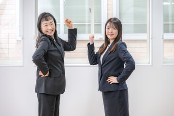 ガッツポーズするビジネスウーマン