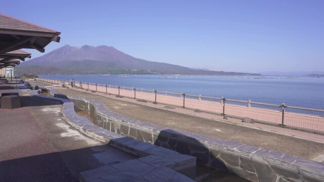 仙巌園駅と桜島の風景（鹿児島市）